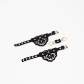 Черные кожаные наручники с клепками, кольцами и золотистой фурнитурой - Crazy Handmade - купить с доставкой в Нефтекамске Черные кожаные наручники с клепками, кольцами и золотистой фурнитурой - Crazy Handmade - купить с доставкой в Нефтекамске