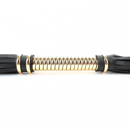 Чёрная плетка  из натуральной кожи с золотистой отделкой рукояти - БДСМ Арсенал - купить с доставкой в Нефтекамске