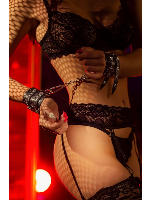 Черные кожаные наручники с двумя ремнями и красной подкладкой - Pecado - купить с доставкой в Нефтекамске