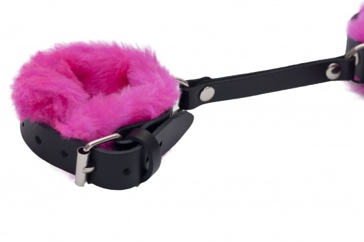 Черные базовые наручники из кожи с розовой опушкой - Лунный свет - купить с доставкой в Нефтекамске